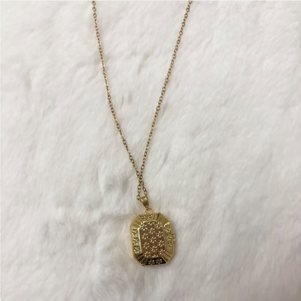 5/$15 🩷 MUST BUNDLE Gold Pink Heart Locket Necklace with Green Accent - Picture 7 of 7